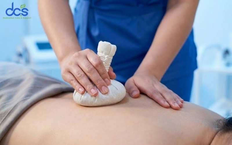 Chườm ấm và điều chỉnh tư thế
