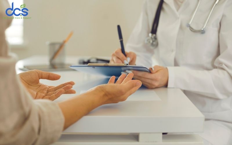 Bác sĩ đánh giá sức khỏe trước liệu trình
